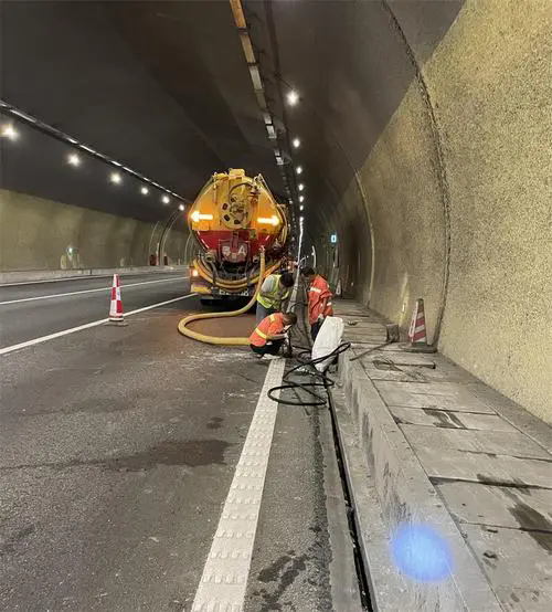 昭阳隧道排水渠清淤